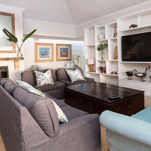 52-inch flat-screen TV with satellite channels, TV - Ballantynes Lodge (Harare)