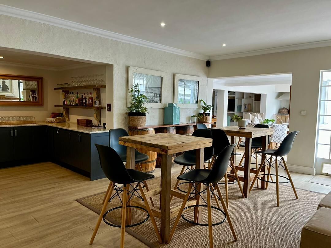 Breakfast and dinner served