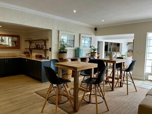 Breakfast and dinner served - Ballantynes Lodge (Harare)