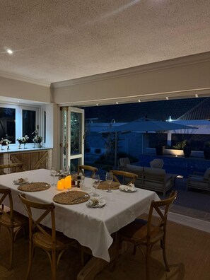 Breakfast and dinner served - Ballantynes Lodge (Harare)