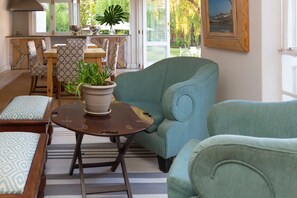 52-inch flat-screen TV with satellite channels, TV - Ballantynes Lodge (Harare)