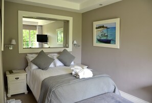 Double Room | Egyptian cotton sheets, premium bedding, minibar, in-room safe - Ballantynes Lodge (Harare)