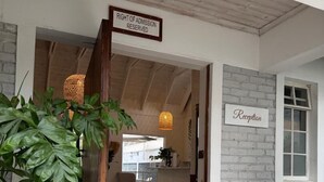 Una zona de recepción con un cartel que indica "Reception" y un cartel que dice "Right of Admission Reserved".