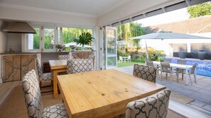 위성 채널 시청이 가능한 52인치 평면 TV, TV