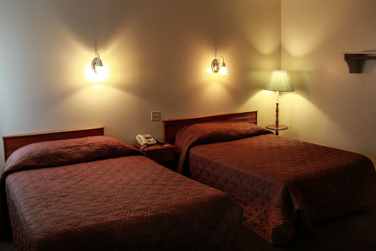 Standardzimmer, 2 Doppelbetten (Hotel) | Schreibtisch, Zustellbetten, kostenloses WLAN, Bettwäsche