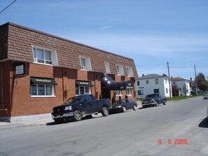 Un hotel con comedor y restaurante.