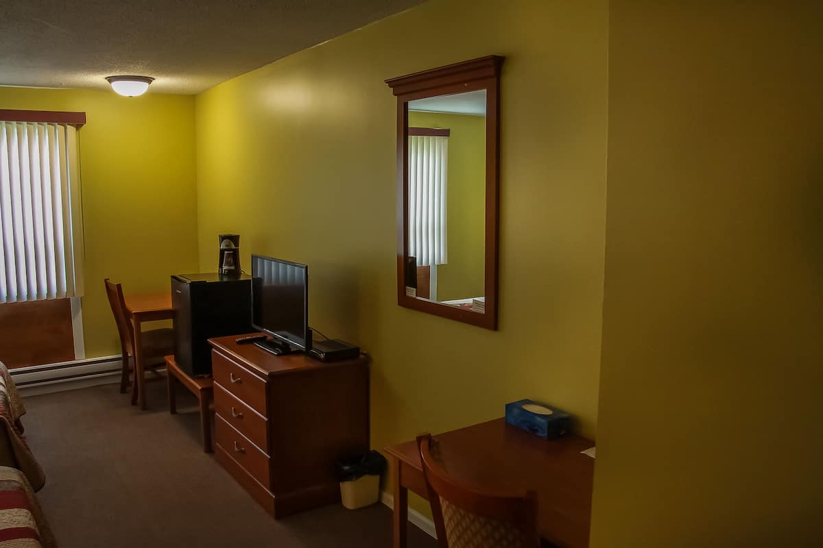 Standardzimmer, 2 Doppelbetten (Motel) | Schreibtisch, Zustellbetten, kostenloses WLAN, Bettwäsche