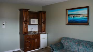 Suite, 1 grand lit et 1 canapé-lit (Hotel) | Coin cuisine privé | CafetiÚre/bouilloire