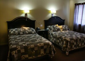 Standard-huone, 2 parisänkyä (Hotel) | Työpöytä, lisävuoteet, ilmainen Wi-Fi, vuodevaatteet