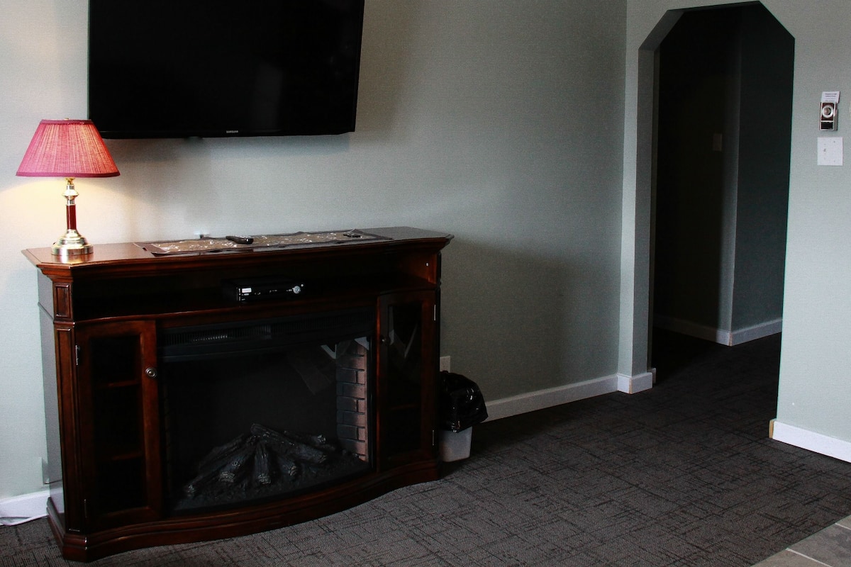 Suite, 1 Queen-Bett und Schlafsofa (Hotel) | Schreibtisch, Zustellbetten, kostenloses WLAN, Bettwäsche