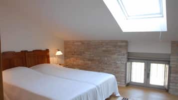 Habitación con 1 cama doble o 2 individuales | Ropa de cama de alta calidad, caja fuerte, mobiliario individual