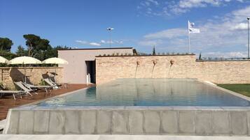 Piscine extérieure, parasols de plage, chaises longues