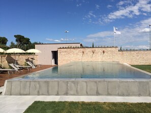 Piscina all'aperto, ombrelloni da piscina, lettini