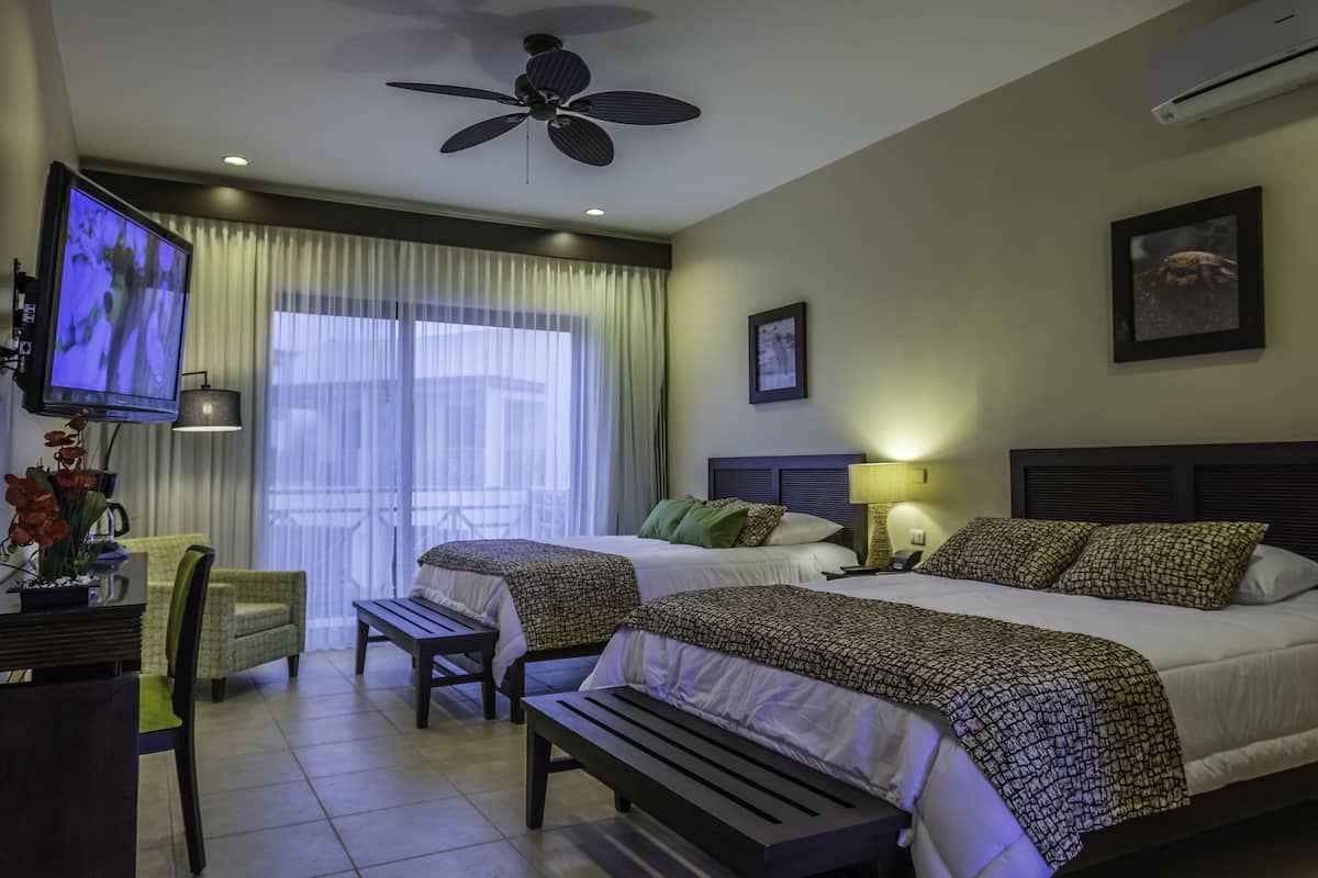 Standard Twin Room, Pool View | Peralatan tempat tidur premium, tilam berlapik, meja 