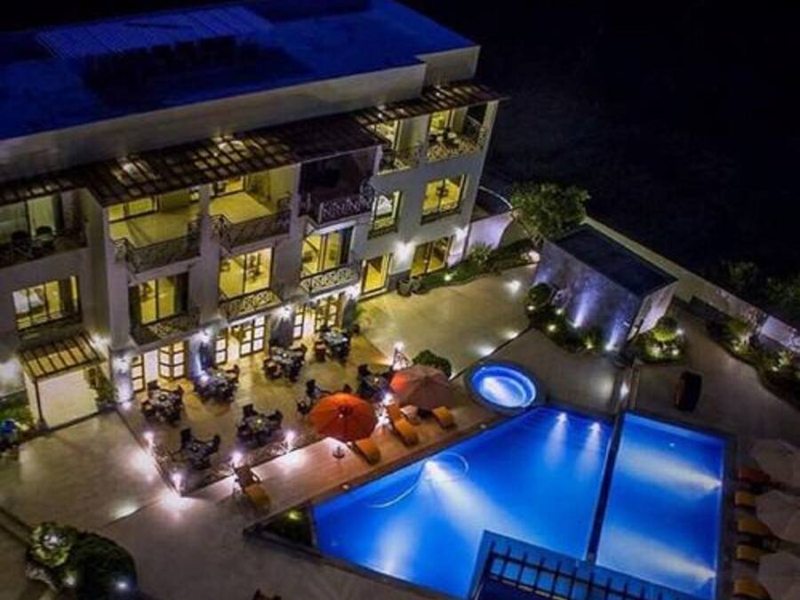 Fachada da propriedade à noite