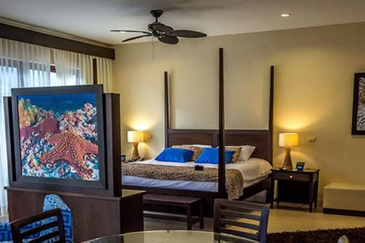 Premium Studio Suite, Pool View | Peralatan tempat tidur premium, tilam berlapik, meja 