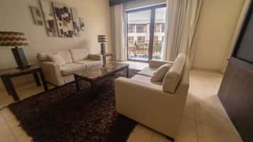 Suite estudio Premium, vista a la alberca | Ropa de cama de alta calidad, camas con pillow-top y muebles diferentes