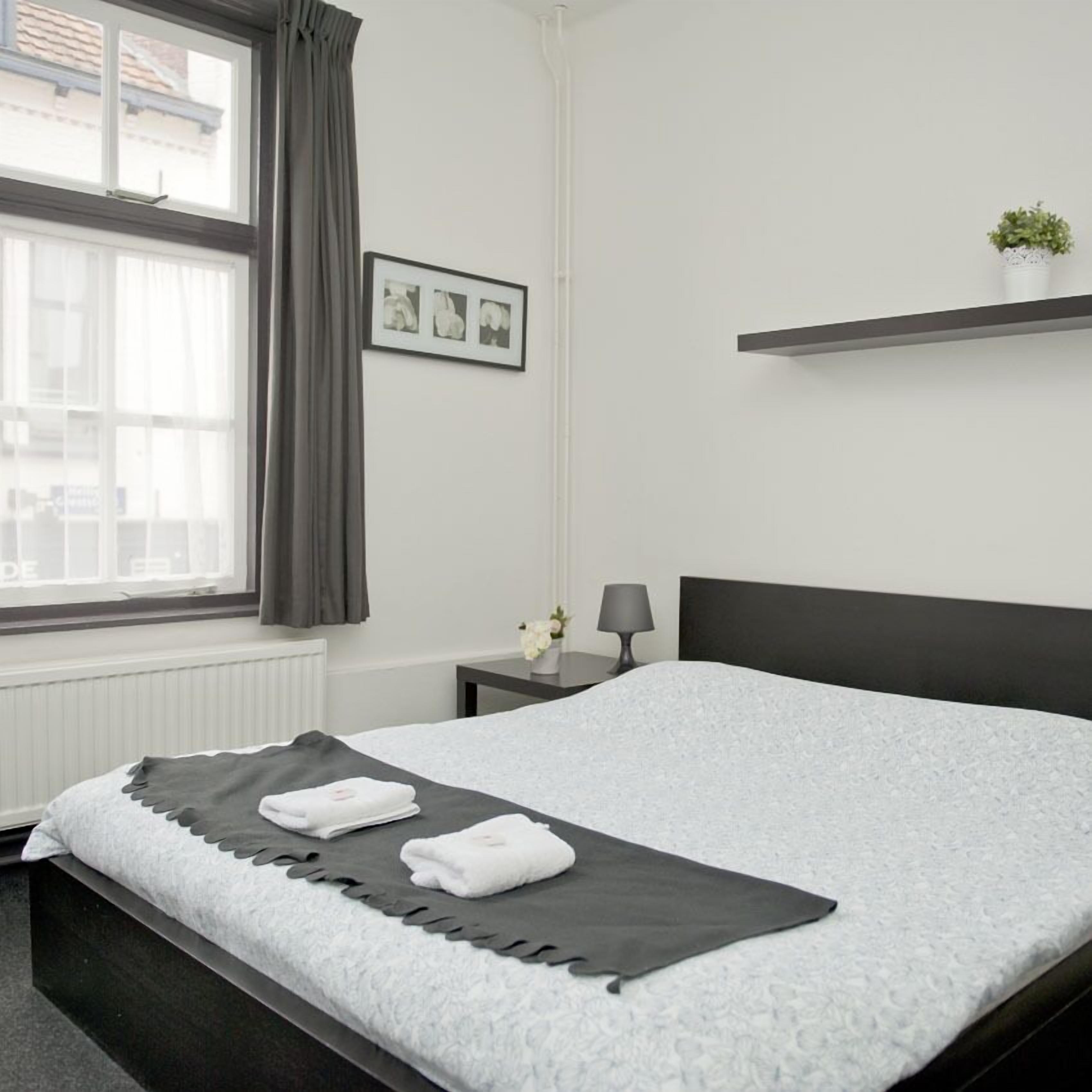 basic double or twin room, shared bathroom | desk, cots/infant beds, free wifi, bed sheets