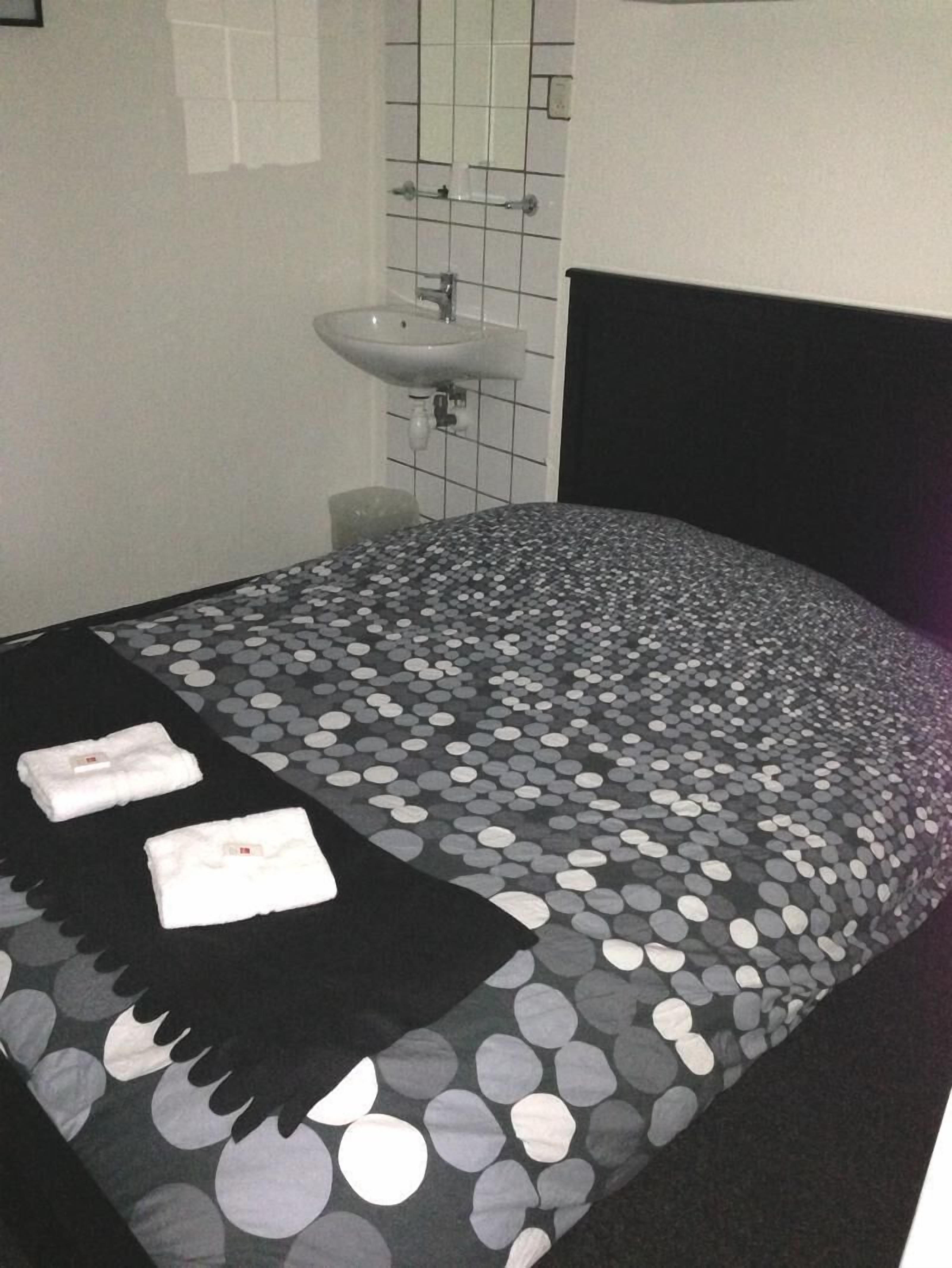 basic double or twin room, shared bathroom | desk, cots/infant beds, free wifi, bed sheets