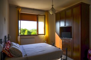 Apartamento conforto, 2 quartos | Edredons de pluma, ferros/tábuas de passar roupa, berços (sobretaxa)