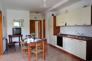 Apartamento superior, 3 quartos | Cozinha privada | Geladeira grande, cooktop, cafeteira/chaleira, chaleira elétrica
