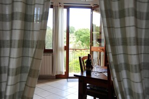 Cubrecamas, tabla de planchar con plancha y cunas 