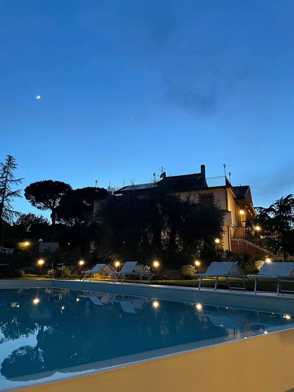 Una piscina al aire libre de temporada