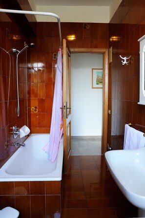 Appartement Confort, 2 chambres, cuisine, cÎté jardin | Salle de bain | Articles de toilette (gratuits), séchoir à cheveux, bidet