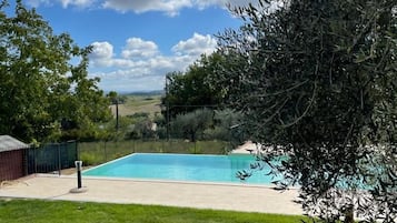 Una piscina al aire libre de temporada