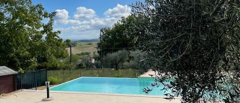 Una piscina al aire libre de temporada