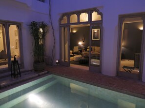 室內游泳池和室外游泳池