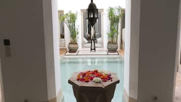 Piscina coberta i piscina a l'aire lliure