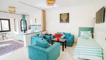 Minibar, cortinas blackout y tabla de planchar con plancha