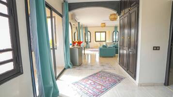 ميني بار وستائر تعتيم ومكواة/لوح كي