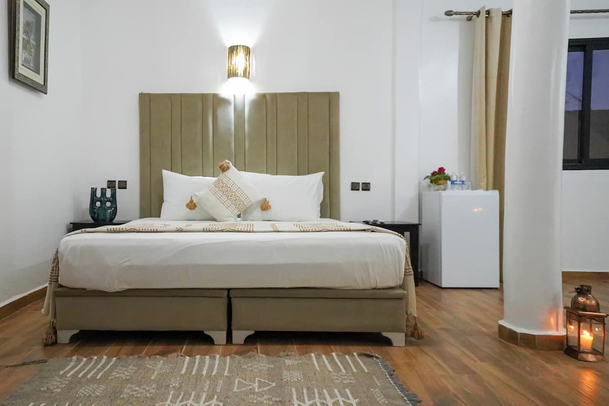 Minibar, cortinas blackout y tabla de planchar con plancha