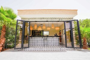 Bar junto a la piscina