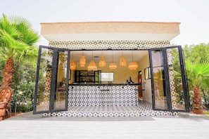 Bar junto a la piscina