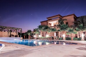 Outdoor pool, a natural pool, pool umbrellas, sun loungers - Villa Norkaso (Oulad Hassoune)