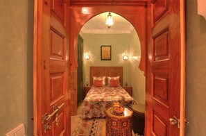Habitación doble | Ropa de cama de alta calidad, caja fuerte, decoración individual