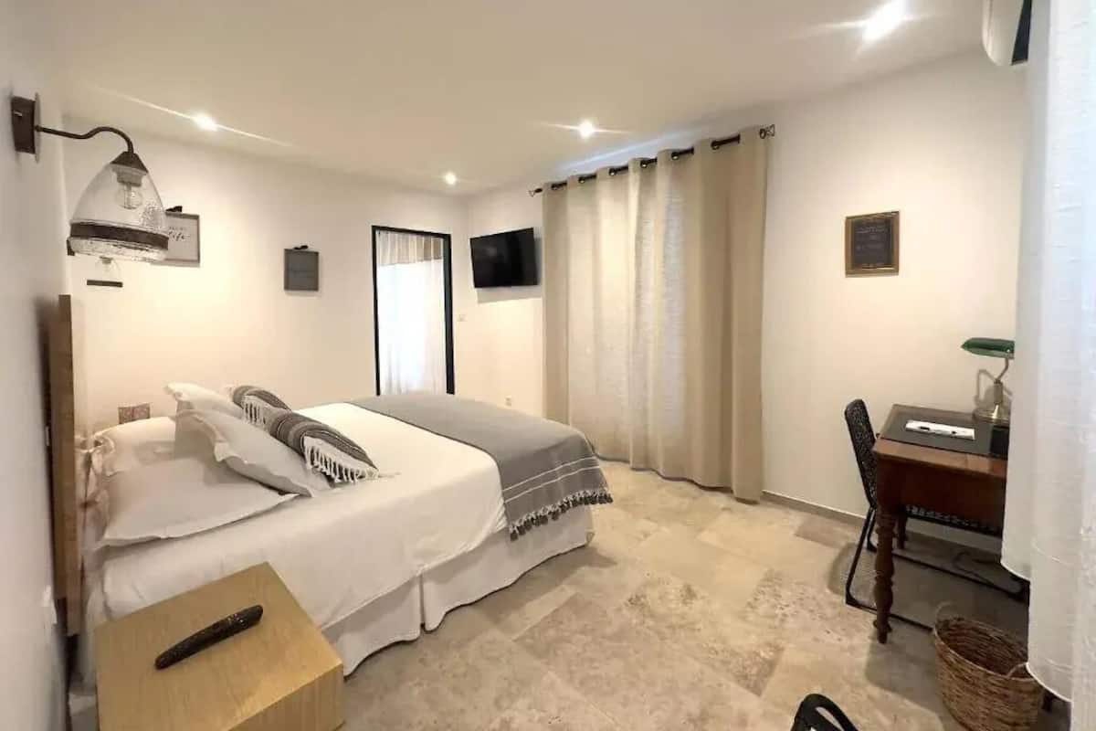 2 bedrooms, premium bedding, Select Comfort beds, minibar