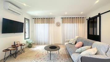 Villa, 1 grand lit, piscine privée | Coin séjour