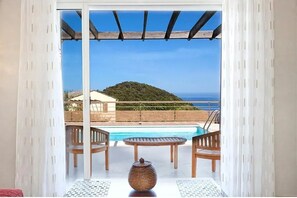 Un balcón con vistas a una piscina y una montaña.