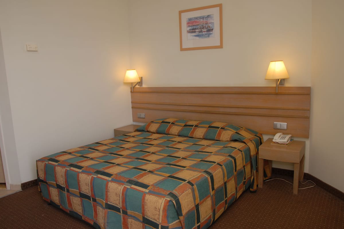 Een minibar, een kluis op de kamer, geluiddichte muren