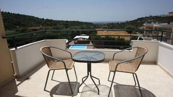 Standard Suite, 1 Bedroom, Garden View | Parveke