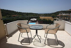 Standard Suite, 1 Bedroom, Garden View | Balcony