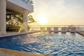 室外游泳池,日光浴躺椅