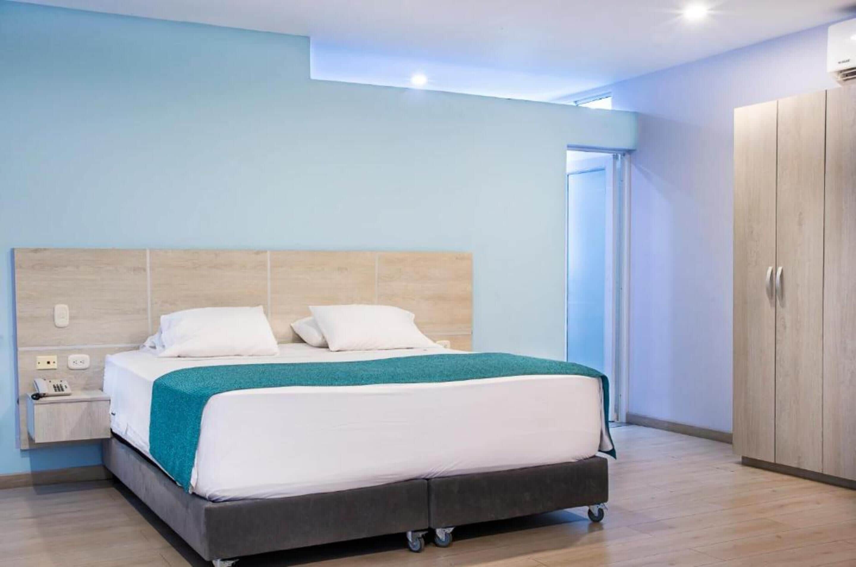 Un dormitorio moderno con cama, mesita de noche y armario.