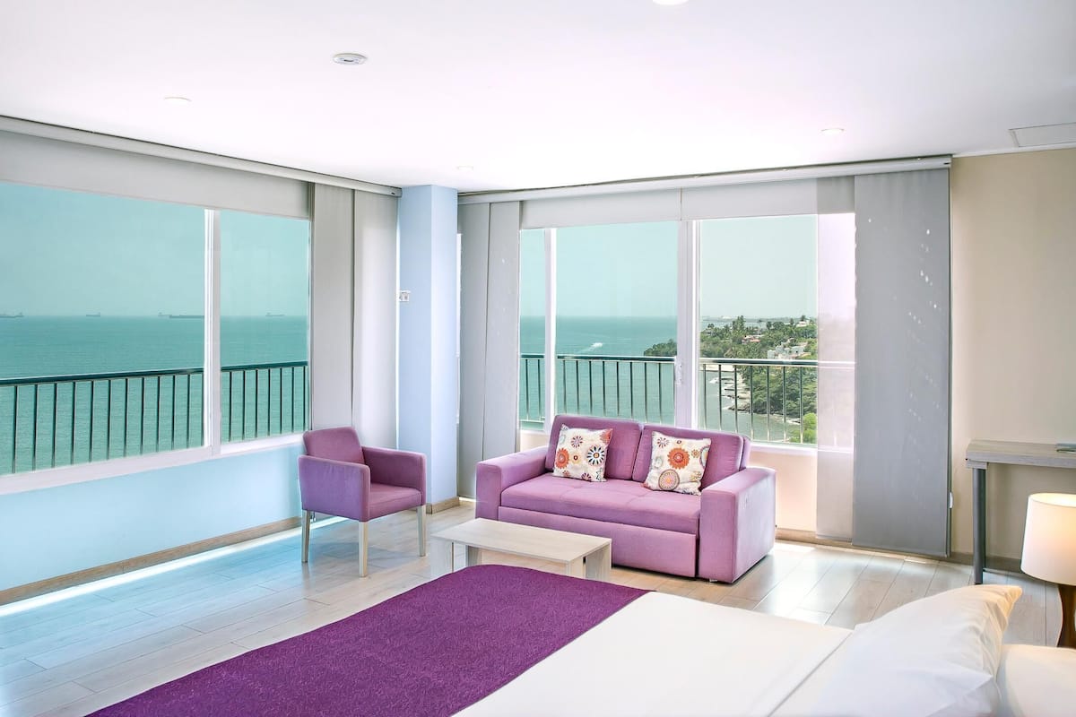 Premium bedding, in-room safe, blackout drapes, free WiFi