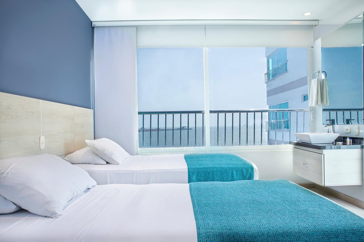 Premium bedding, in-room safe, blackout drapes, free WiFi