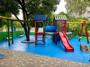 室外游泳池，提供日光浴躺椅